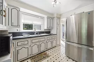 30 Greenvale Cir, White Plains, NY 10607 - Photo 4