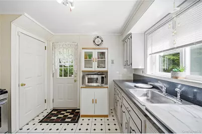 30 Greenvale Circle, White Plains, NY 10607 - Photo 6