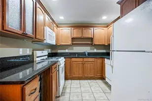 1075 Savoy Dr, Melville, NY 11747 - Photo 14
