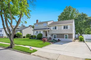 11 Edgewood Dr, Hicksville, NY 11801 - Photo 2