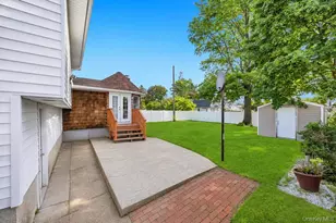 11 Edgewood Dr, Hicksville, NY 11801 - Photo 34