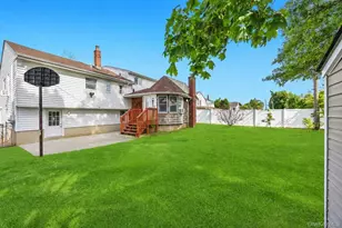 11 Edgewood Dr, Hicksville, NY 11801 - Photo 36