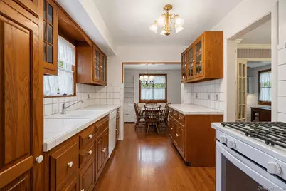 156 Greenway W, Manhasset Hills, NY 11040 - Photo 10