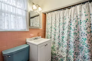156 Greenway W, Manhasset Hills, NY 11040 - Photo 18