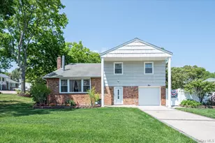 5 Spruceton St, Brookhaven, NY 11784 - Photo 2