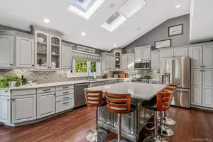 364 Twilight Ln, Smithtown, NY 11787 - Photo 4