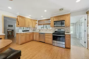 661 Shore Dr, Oakdale, NY 11769 - Photo 14