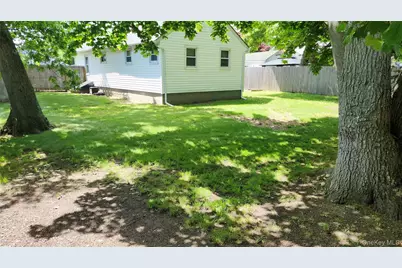 95 Pleasure Avenue, Ronkonkoma, NY 11779 - Photo 8