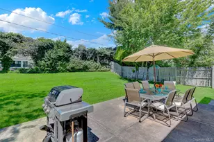 33 Brook Path, Plainview, NY 11803 - Photo 18