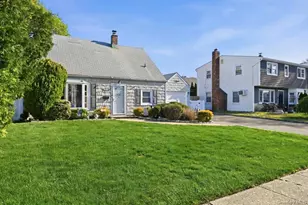 13 Grove Ln, Levittown, NY 11756 - Photo 2