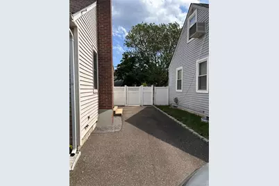 568 Irving Street, Westbury, NY 11590 - Photo 36