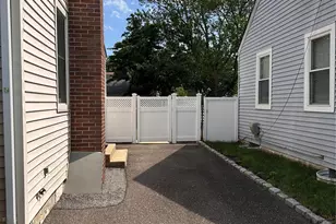 568 Irving St, Westbury, NY 11590 - Photo 36