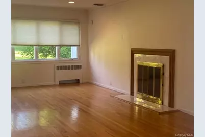 27 Martin Court, Great Neck, NY 11024 - Photo 2