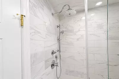 525 S Greene Avenue, Lindenhurst, NY 11757 - Photo 14