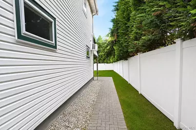 525 S Greene Avenue, Lindenhurst, NY 11757 - Photo 40
