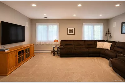 525 S Greene Avenue, Lindenhurst, NY 11757 - Photo 12