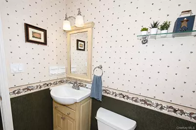 525 S Greene Avenue, Lindenhurst, NY 11757 - Photo 18
