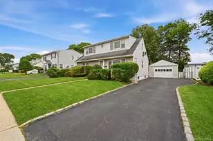 659 Diellen Ln, Elmont, NY 11003 - Photo 2