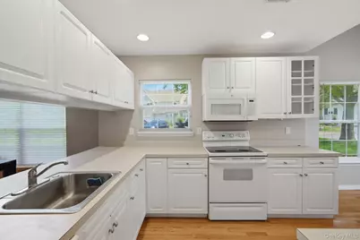 72 Paddington Circle, Smithtown, NY 11787 - Photo 10