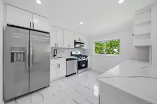242 Roquette Ave, Floral Park, NY 11001 - Photo 10