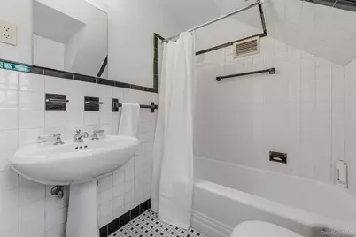 6 Hillair Circle, White Plains, NY 10605 - Photo 20