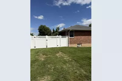 555 Parker Avenue, Levittown, NY 11756 - Photo 18