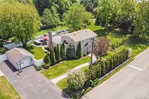 427 Vanderbilt Blvd, Oakdale, NY 11769 - Photo 2