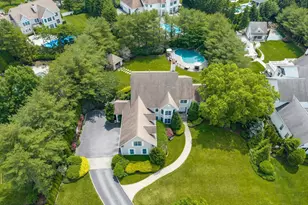 37 Legends Cir, Melville, NY 11747 - Photo 2