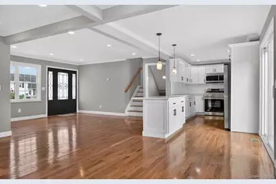 933 N Queens Avenue, Lindenhurst, NY 11757 - Photo 4