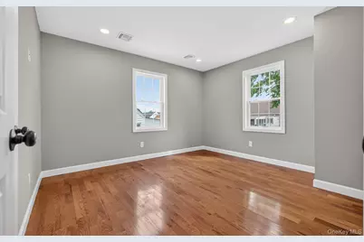 933 N Queens Avenue, Lindenhurst, NY 11757 - Photo 10