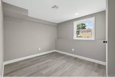 933 N Queens Avenue, Lindenhurst, NY 11757 - Photo 16