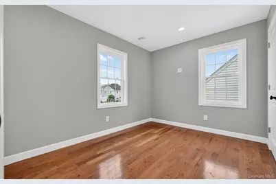 933 N Queens Avenue, Lindenhurst, NY 11757 - Photo 8