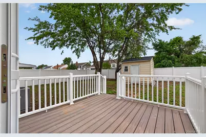 933 N Queens Avenue, Lindenhurst, NY 11757 - Photo 18