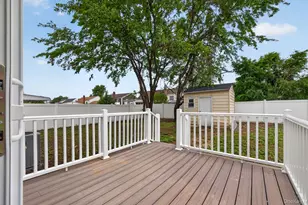 933 N Queens Ave, Lindenhurst, NY 11757 - Photo 18