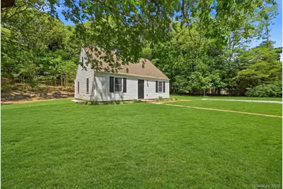 27 Lindner Place, Smithtown, NY 11787 - Photo 2