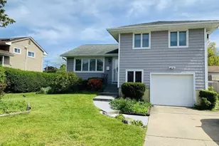 4 Willow Pl, Hicksville, NY 11801 - Photo 2