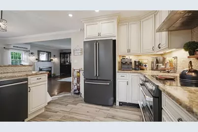 25 Manor Avenue, White Plains, NY 10605 - Photo 8