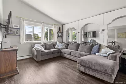 14 Plain Street, Lindenhurst, NY 11757 - Photo 8