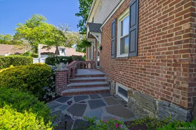 124 Peterhoff Avenue, Malverne, NY 11565 - Photo 2