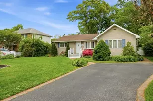 123 Meroke Ln, East Islip, NY 11730 - Photo 2