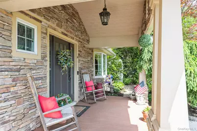 17 Leslie Lane, Smithtown, NY 11787 - Photo 2
