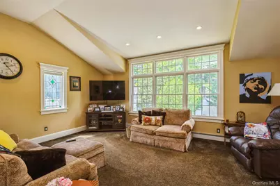 17 Leslie Lane, Smithtown, NY 11787 - Photo 16