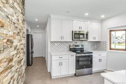 38 Fireplace Lane, Hicksville, NY 11801 - Photo 4