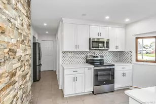 38 Fireplace Ln, Hicksville, NY 11801 - Photo 4