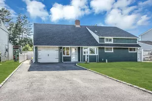 38 Fireplace Ln, Hicksville, NY 11801 - Photo 2
