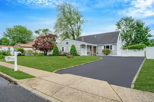 40 Mark Dr, Holbrook, NY 11741 - Photo 2
