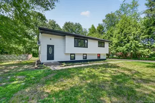 15 Whiteford Dr, Pleasant Valley, NY 12569 - Photo 2