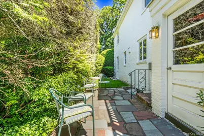 110 Knollwood Road, Rockville Centre, NY 11570 - Photo 32