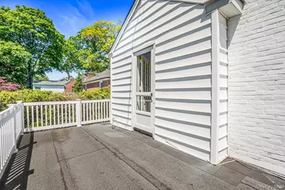 110 Knollwood Road, Rockville Centre, NY 11570 - Photo 26