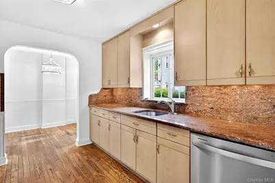 25 Carlton Street, Malverne, NY 11565 - Photo 12